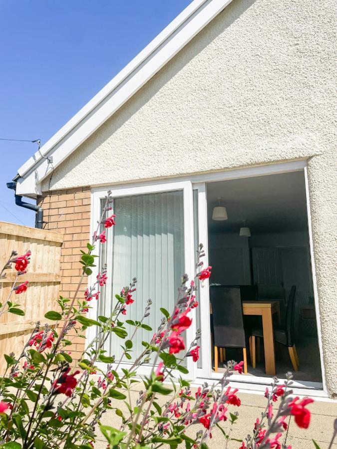 Villa Lovely Bungalow Close To Beach Prestatyn Exterior foto